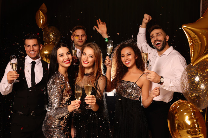 Schüler feiern einen ausgelassenen Abiball im Eventpalast in Köln