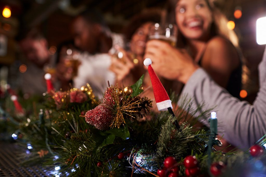 Firmenweihnachtsfeier in einer weihnachtlich geschmückten Bar