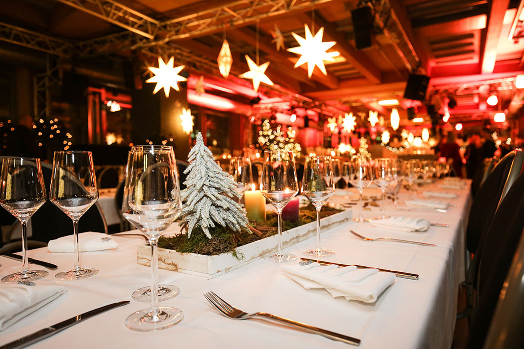 Tischdekoration bei einer Weihnachtsfeier